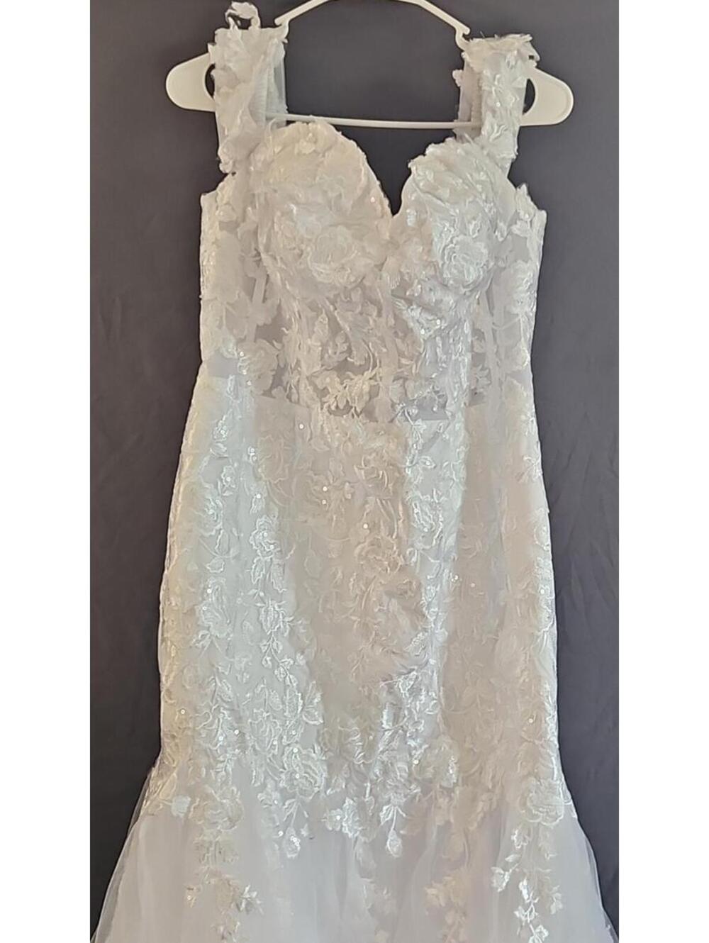 White Lace Sleeveless Sweetheart Neckline A-Line Full-Length Wedding Dress